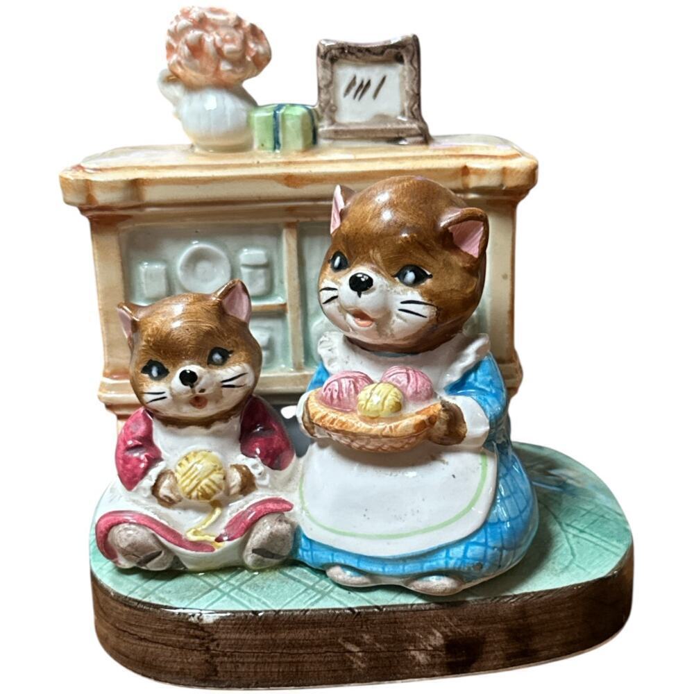 VTG Ceramic Kitten Cat W. Balls of Yarn Music Box Made In Japan